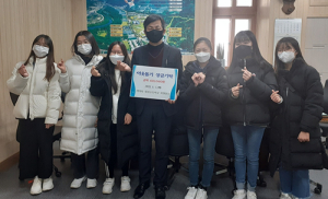 위성초등학교 학생자치회 함양읍에 이웃돕기 성금 기탁
