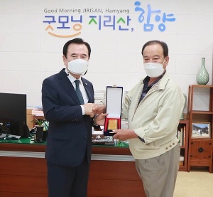 창원 한마음병원 하충식 이사장, 이웃사랑 실천 기부자 감사패 전달