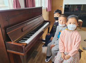 박홍서 유림면 자치위원장, 유림초에 피아노 기증