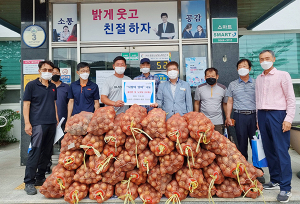 함양 휴천면 금반마을 김성웅 이장 ‘사랑의 양파’ 나눔