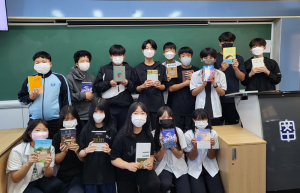 안의중 총동문회, 모교 학생 · 교직원들에게 책 기증!
