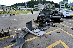 함양IC 교차로 대형승용차 전복되면서 운전자 숨져