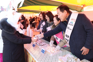 곶감축제에서 대표 먹거리 ‘함떡’ 시식 홍보 행사 열어