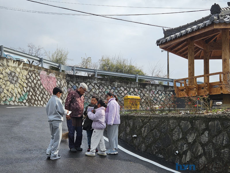 백전초, “태어난 김에 마을일주” 여섯 번째 활동
