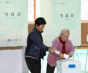 재보궐선거. 투표하는 유권자들
