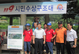 조길영 소방서장. 119시민수상구조대 격려