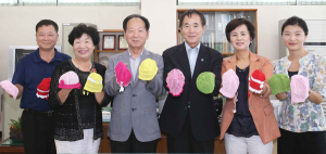 함양문화원 수강생이 만든 손뜨개 모자 함양읍에 기증