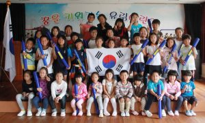 나라사랑 실천하는 유림초. 태극기 구입해 가정에 배부