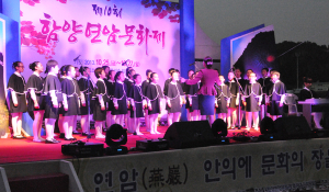 축제의 밤을 밝히는 천사들의 합창