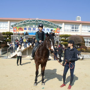 말을 타고 떠나는 이색 졸업식 