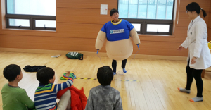 비만체험복 입어보니 뒤뚱뒤뚱 정말 힘들었어요~! 