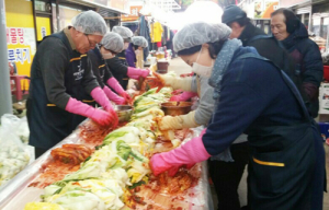 지리산함양시장, 김장 250포기담가 80박스 경노모당 배부 