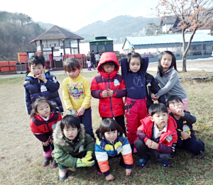 흰 눈 사이로 썰매를 타고