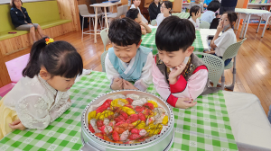 우리 손으로 빚은 삼색송편, 참으로 고와요!