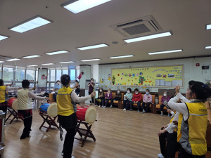 대한노인회 함양군지회 흥부자 봉사단, 연꽃주간보호센터서 흥겨운 공연 펼쳐