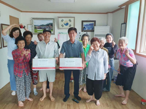 함양군 공공형 외국인 계절근로자, 첫 수확한 옥수수 지역에 기부